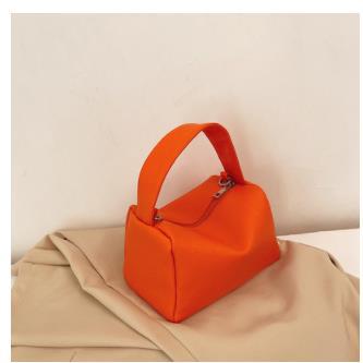 Bolso de Mano con Cadena Dorada - Diseño Versátil Primavera - Image 16