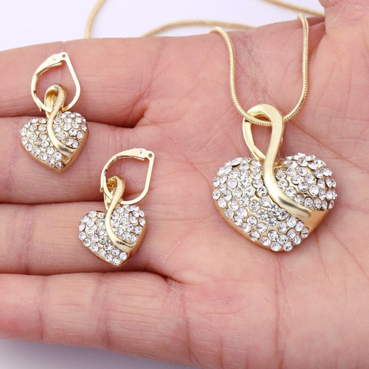 Aretes y Collar de Circonita en Forma de Corazón - Image 12