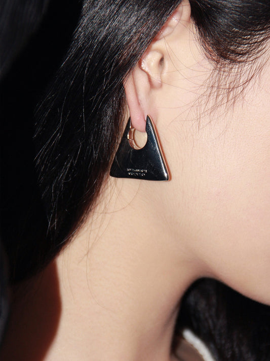 Aretes Triangulares Dorados Retro - Diseño Industrial Audaz