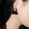 Aretes Triangulares Dorados Retro - Diseño Industrial Audaz