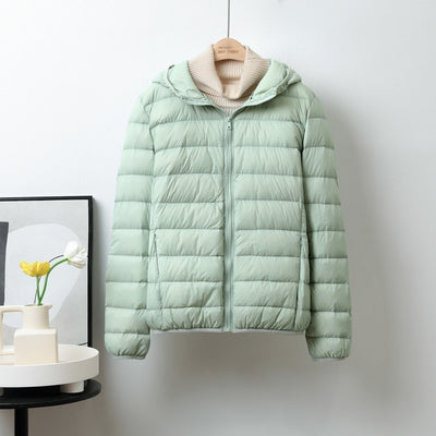 Chaqueta Corta Acolchada de Plumón para Mujer con Capucha y Cuello Alto - Image 11
