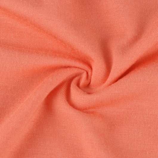Playera Arcoíris con Cuello Redondo y Jeans Desgastados - Image 7