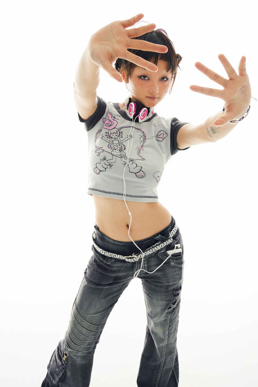 Camiseta Gris Claro para Niña con Estampado Pintado a Mano - Image 3
