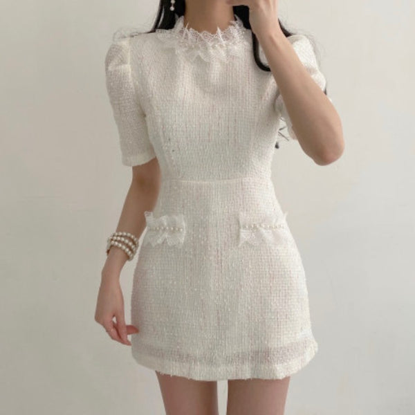 Vestido con Mangas Abullonadas, Encaje Perlado y Detalles de Madera