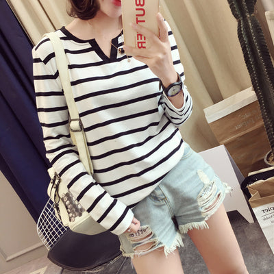 Playera Ajustada de Rayas con Cuello en V y Manga Larga para Mujer - Image 13