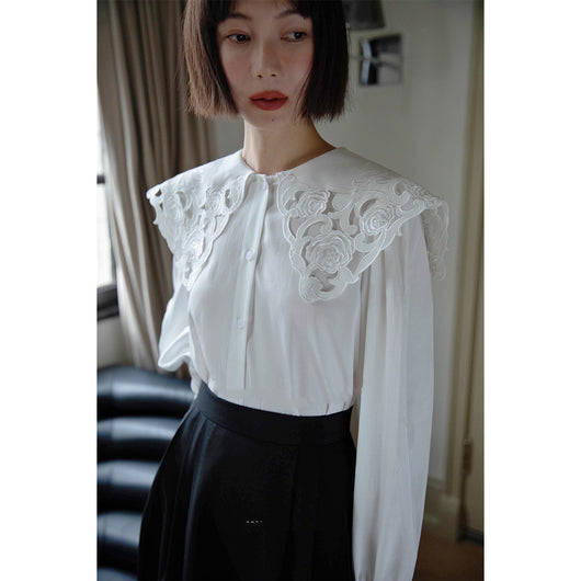 Blusa Blanca con Cuello de Cadena Tejida Diseño Navy para Mujer