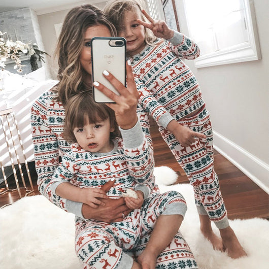 Prendas Navideñas Estampadas para Toda la Familia - Image 12