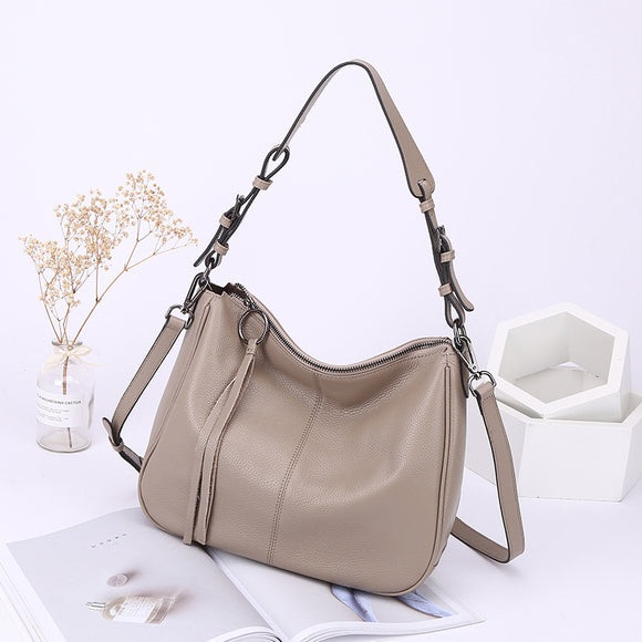 Bolsa Tote Feminina de Couro Genuíno - Couro Bovino Premium com Detalhes de Borla