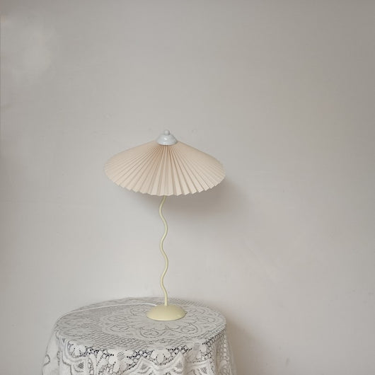 Lámpara Vintage de Mesita de Noche con Diseño Plisado Clásico - Image 4