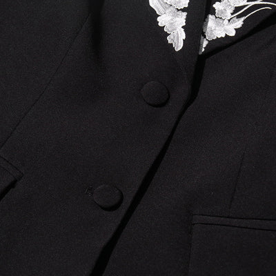 Blazer Retro Ajustado con Cintura Marcada y Bordados - Image 9
