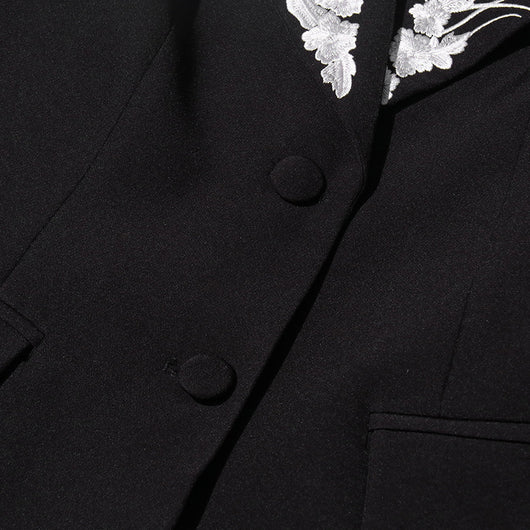 Blazer Retro Ajustado con Cintura Marcada y Bordados - Image 9