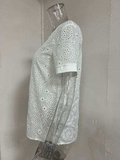 Blusa Elegante Escote V con Detalles Calados Manga Corta - Image 11