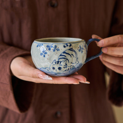 Taza de Café Artesanal de Porcelana Azul y Blanco con Diseño de Gato