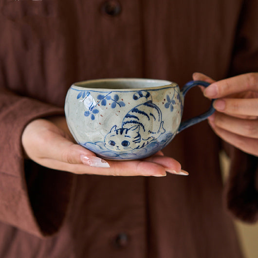 Taza de Café Artesanal de Porcelana Azul y Blanco con Diseño de Gato