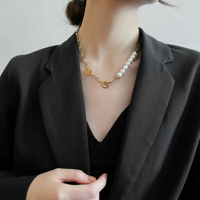 Collar con Letra V y Perlas para Mujer - Image 7