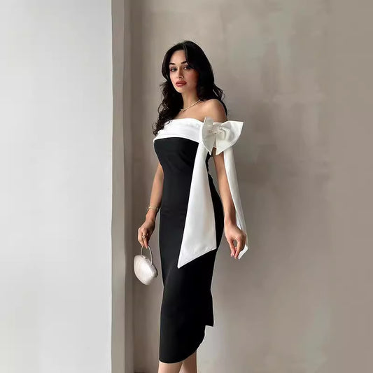 Vestido de Cóctel Elegante con Hombros Descubiertos y Moño en Blanco y Negro - Image 2