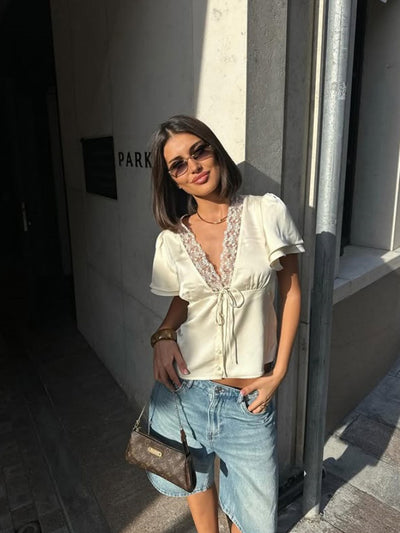 Blusa Ajustada con Escote V y Detalles de Encaje - Image 13