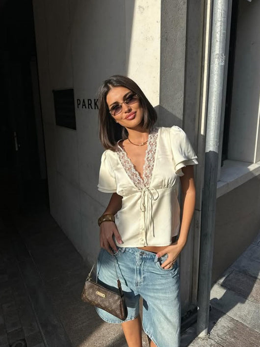 Blusa Ajustada con Escote V y Detalles de Encaje - Image 13