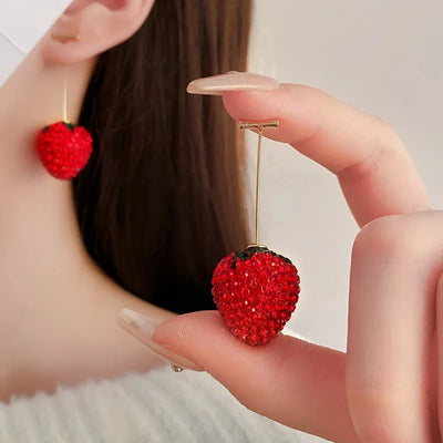 Aretes de Fresa Roja con Diseño Moderno