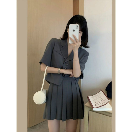 Blazer Corto Plisado con Falda - Elegancia y Temperamento