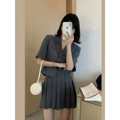 Blazer Corto Plisado con Falda - Elegancia y Temperamento