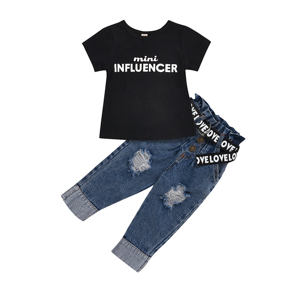 Conjunto Urbano: Camiseta Estampada con Pantalón Denim Rotos y Cinturón