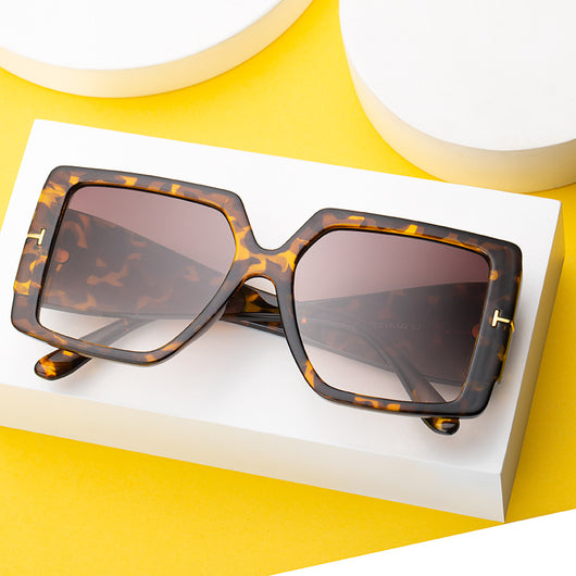 New ladies fashion personality black oversized square sunglasses with gradient lenses and gold-tone 'T' accents. - Image 16