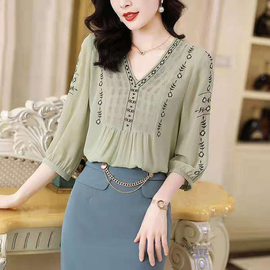 Blusa Suelta con Escote en V y Bordados Elegantes - Image 10