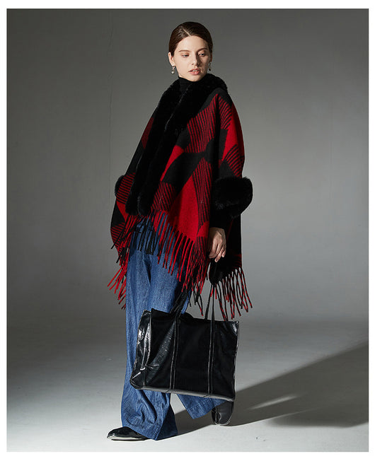 Chal Navideño Rojo con Cuello de Peluche, Diseño Jacquard y Borlas Geométricas - Image 11