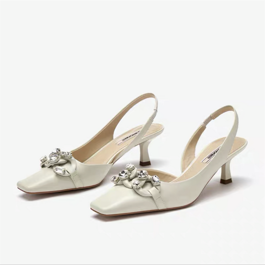 Sandalias Retro con Tacón Bajo y Detalles de Cristal - Image 5
