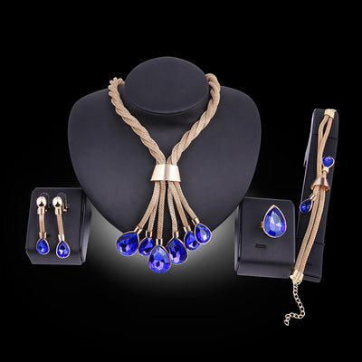 Conjunto de Joyería Dorada de Cuatro Piezas: Collar y Aretes