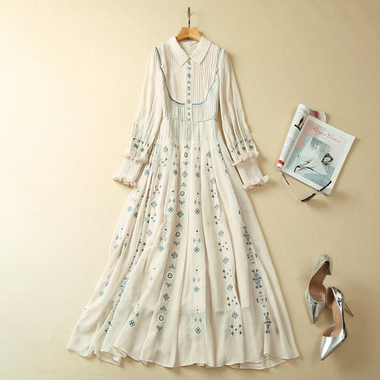 Vestido Ejecutivo Plisado con Cuello Solapa y Bordado Industrial