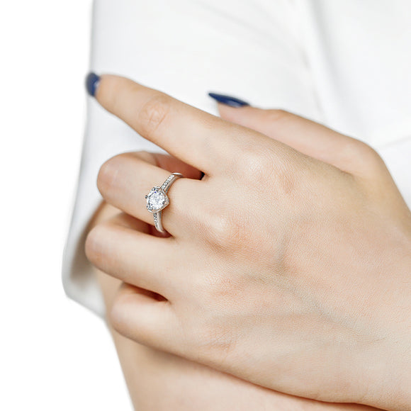 Anillo de Diamante Simulado con Micro Incrustaciones - Diseño Elegante y Moderno