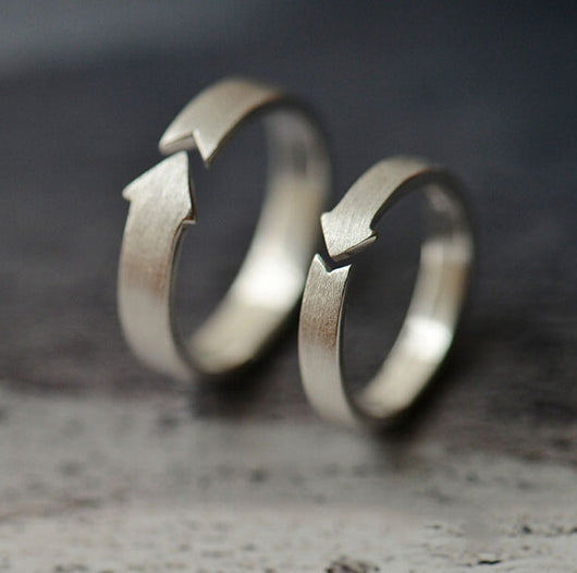 Anillo de Pareja en Plata Esterlina con Diseño de Flecha Cepillada - Image 10