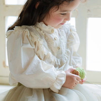 Blusa Princesa Infantil con Cuello de Encaje y Mangas Abullonadas Retro - Image 3