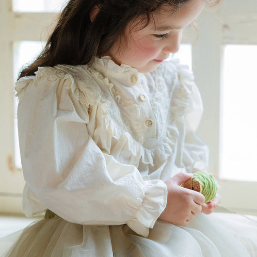 Blusa Princesa Infantil con Cuello de Encaje y Mangas Abullonadas Retro - Image 3