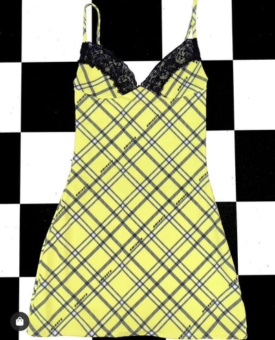 Vestido Slip Elegante con Estampado Periódico en Blanco y Negro - Image 5