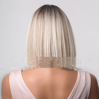 Peluca Corta Degradada Blanca - Cabello Liso a la Altura del Hombro - Image 3