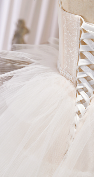 Vestido de Novia con Tirantes y Cola Elegante - Image 6