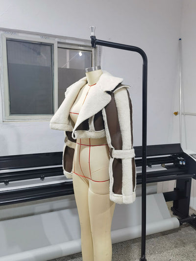Chaqueta Corta de Cuero con Detalles de Piel para Mujer - Image 18