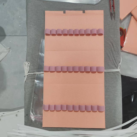 Organizador Mural de Accesorios para el Cabello con Bolsas de Fieltro - Image 12