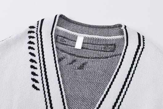Cardigan Tejido Estilo Cómics Graffiti Blanco y Negro - Image 10