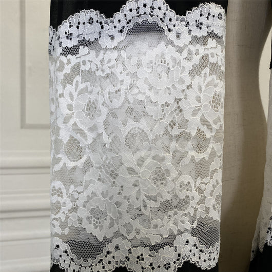 Pañuelo Bandana para Mujer con Encaje Blanco y Paneles Negros - Image 3
