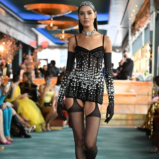 Guantes con Strass y Vestido de Malla Negra Sensual con Tirantes - Image 5