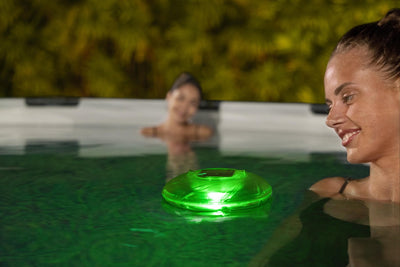 Luz Solar Flotante para Piscina - Iluminación Exterior Automática - Image 7