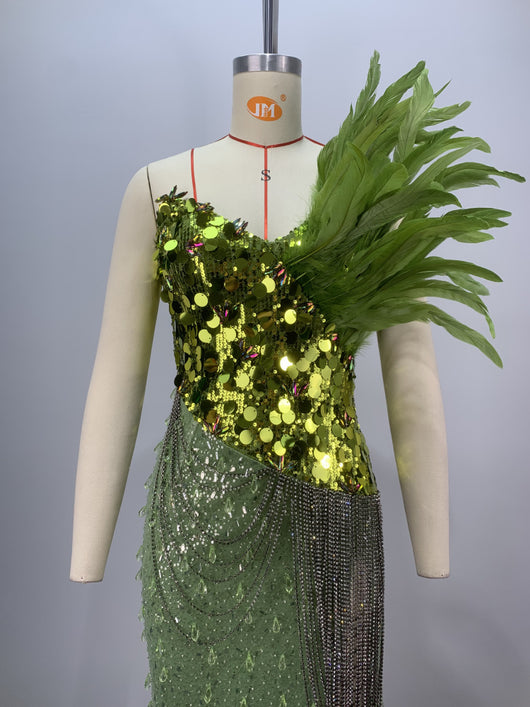 Vestido Tubo Luxury con Lentejuelas Verdes y Plumas, Abertura Sensual - Image 8