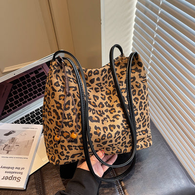 Bolsa Bucket de Ante Sintético con Colgante de Perlas