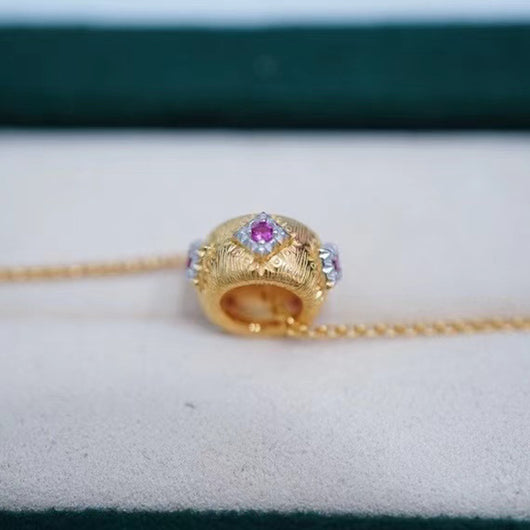 Colgante Artesanal de Oro y Plata con Grabado Tradicional - Image 3