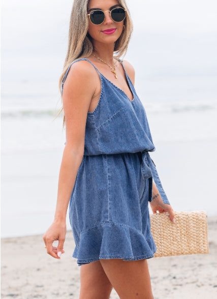 Mono Chambray Azul Ashleigh con Tirantes Finos, Escote V y Volantes - Image 4