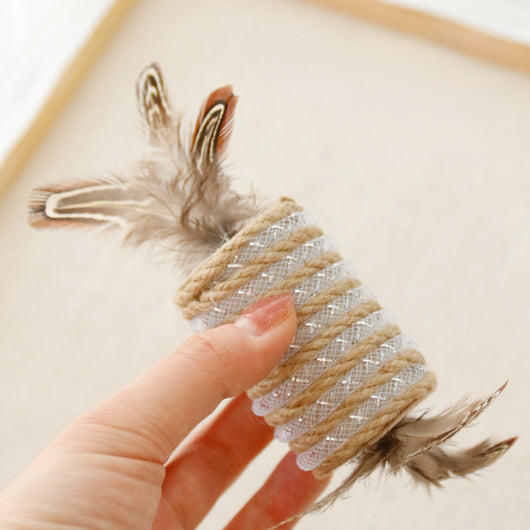 Juguete Interactivo para Gatos con Plumas, Cuerda de Cáñamo y Rodillo Sonoro - Image 6